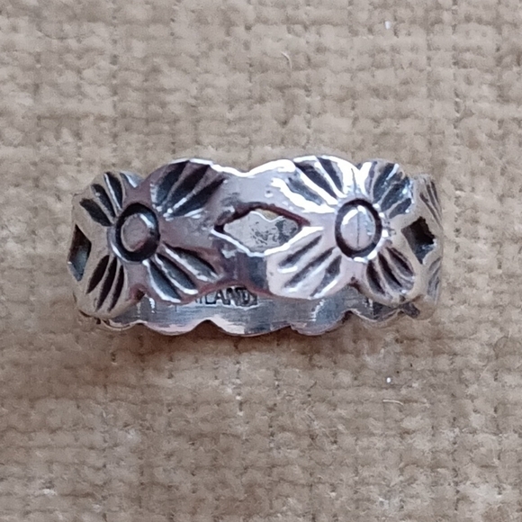 .925 Silver Flower Band Ring - Picture 6 of 7